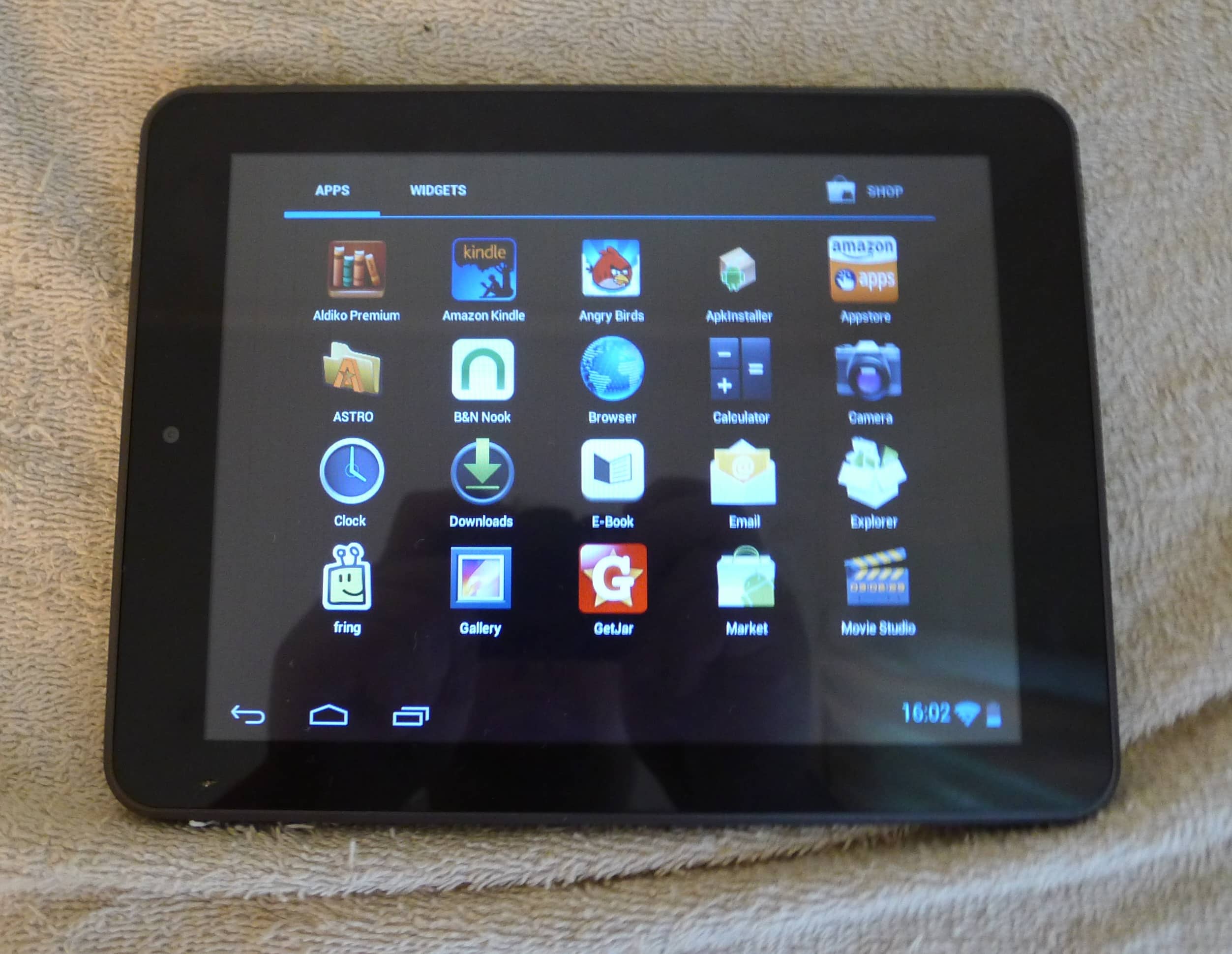 it ships with the nook android app and e fun s own reading app yech as ...