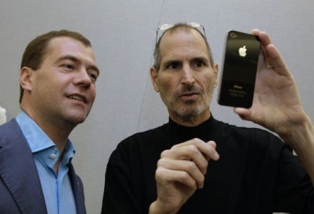 142-steve-jobs-iphone[1]